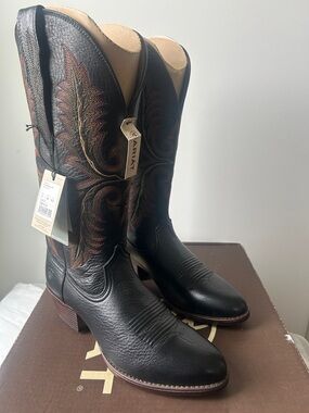 Ariat Ladies Black Heritage Western Round toe deertan leather boot.